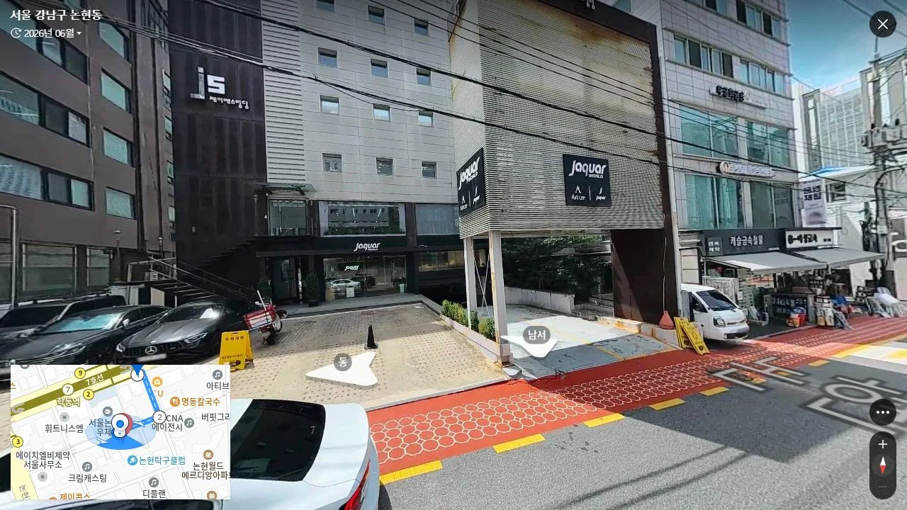 검은 외벽에 JS 제이에스빌딩 로고가 있는 논현로128길 20 건물의 외관과 출입구 주변